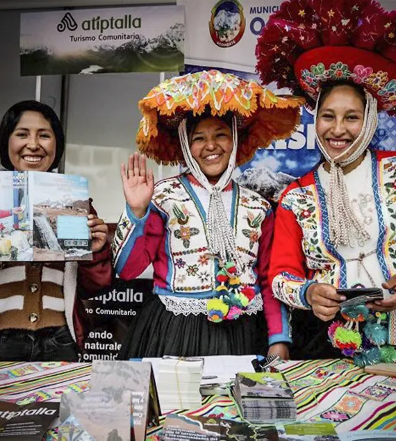 FERIA CULTURAL “HATUN LLAQTANCHIS” CONGREGÓ A MUNICIPALIDADES DISTRITALES, OPERADORES TURÍSTICOS Y ARTESANOS EN LA PLAZA REGOCIJO