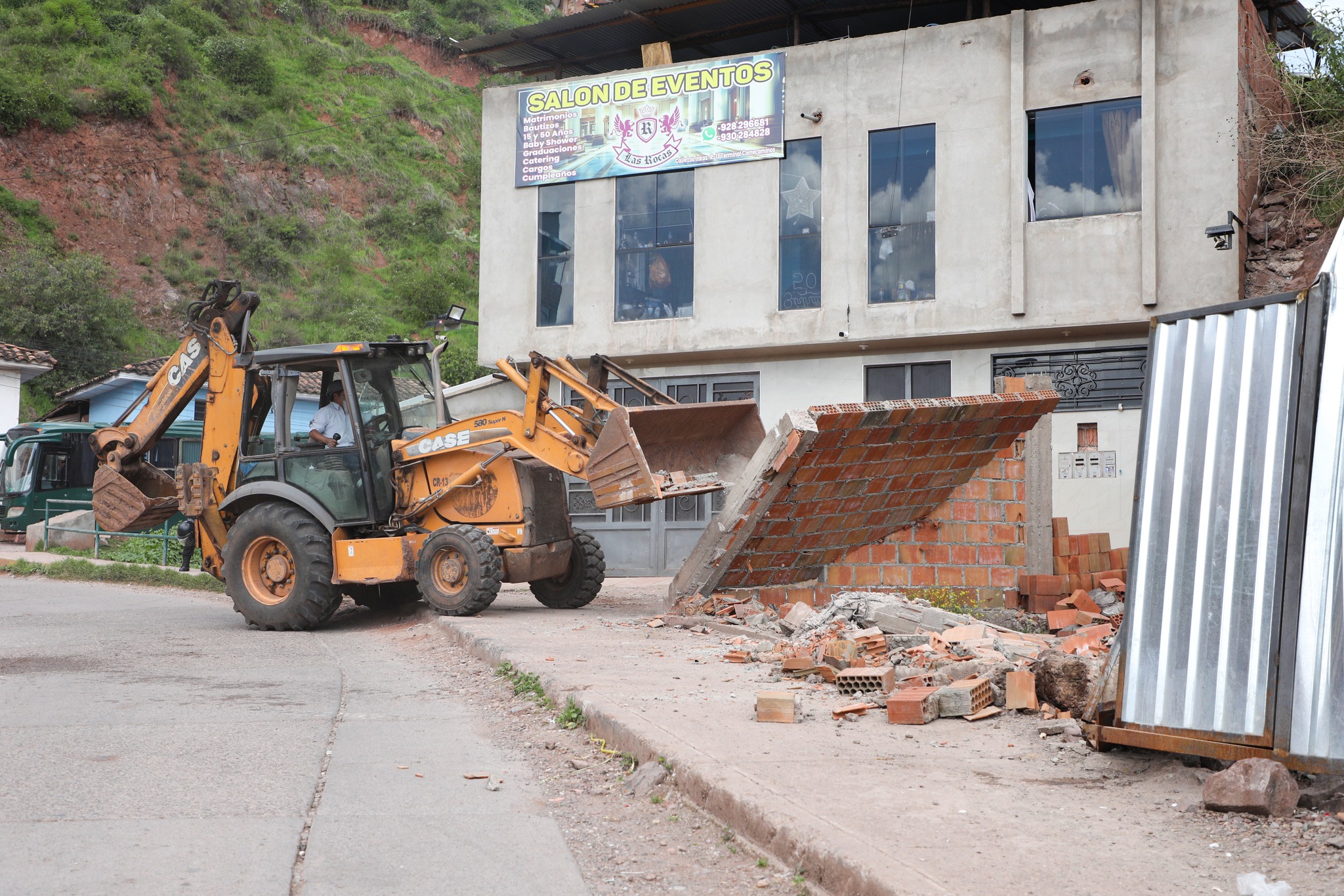 MUNICIPALIDAD DEL CUSCO RECUPERÓ ÁREA PÚBLICA Y DEMOLIÓ CONSTRUCCIÓN ILEGAL EN EL PUEBLO JOVEN PICCHU