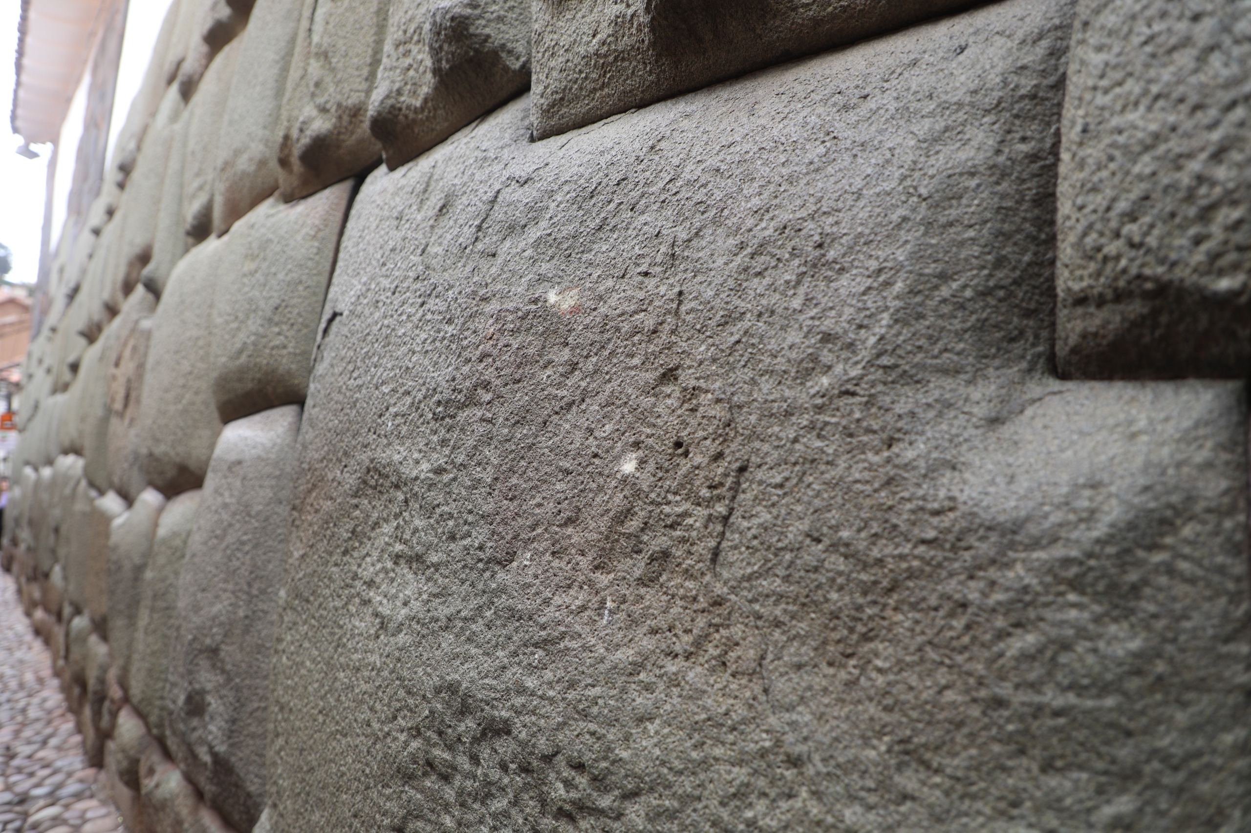TRABAJO CONJUNTO ENTRE LA FISCALÍA, PNP Y MUNICIPALIDAD DEL CUSCO PERMITIÓ LA CAPTURA DE SUJETO ACUSADO DE ATENTAR CONTRA LA PIEDRA DE LOS 12 ÁNGULOS