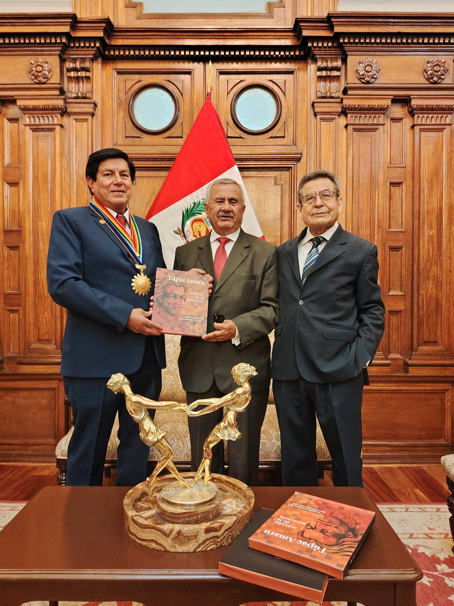 ALCALDE, LUIS PANTOJA FUE CONDECORADO POR LA ASOCIACIÓN DEL BICENTENARIO Y EL COLEGIO MULTIDISCIPLINARIO DE INVESTIGADORES CIENTÍFICOS POR PROMOVER EL LEGADO HISTÓRICO DEL CUSCO