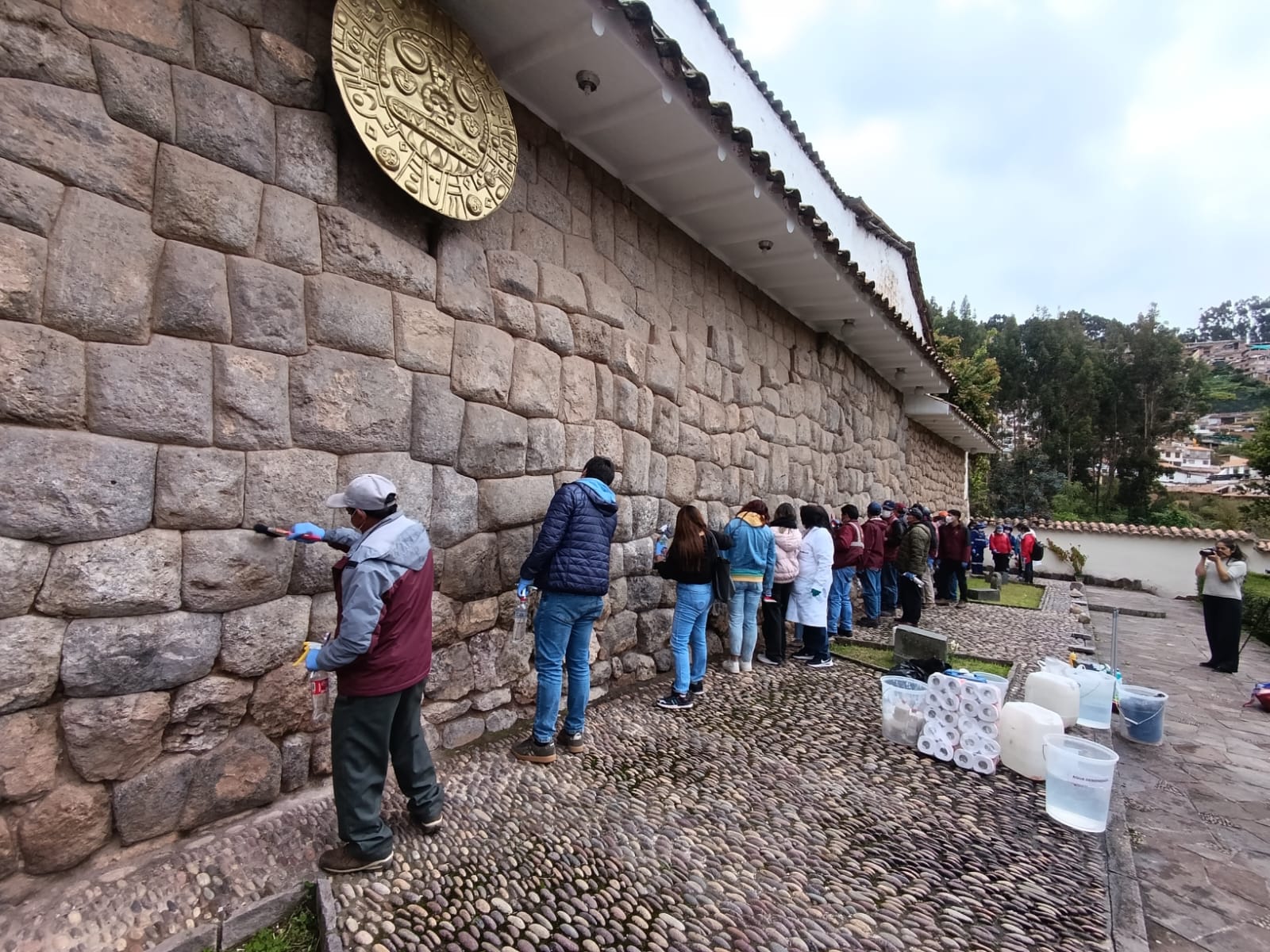 MUNICIPALIDAD DEL CUSCO, REALIZÓ TALLER TEÓRICO-PRÁCTICO ENFOCADO EN LA LIMPIEZA Y RETIRO DE GRAFITIS EN MUROS PÉTREOS