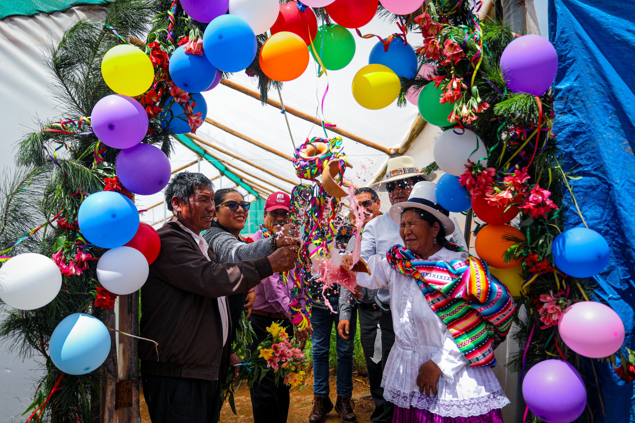 ALCALDE DEL CUSCO ENTREGÓ FITOTOLDOS PARA DINAMIZAR LA ECONOMÍA DE LAS PRODUCTORAS DE LA COMUNIDAD DE PILLAO MATAO