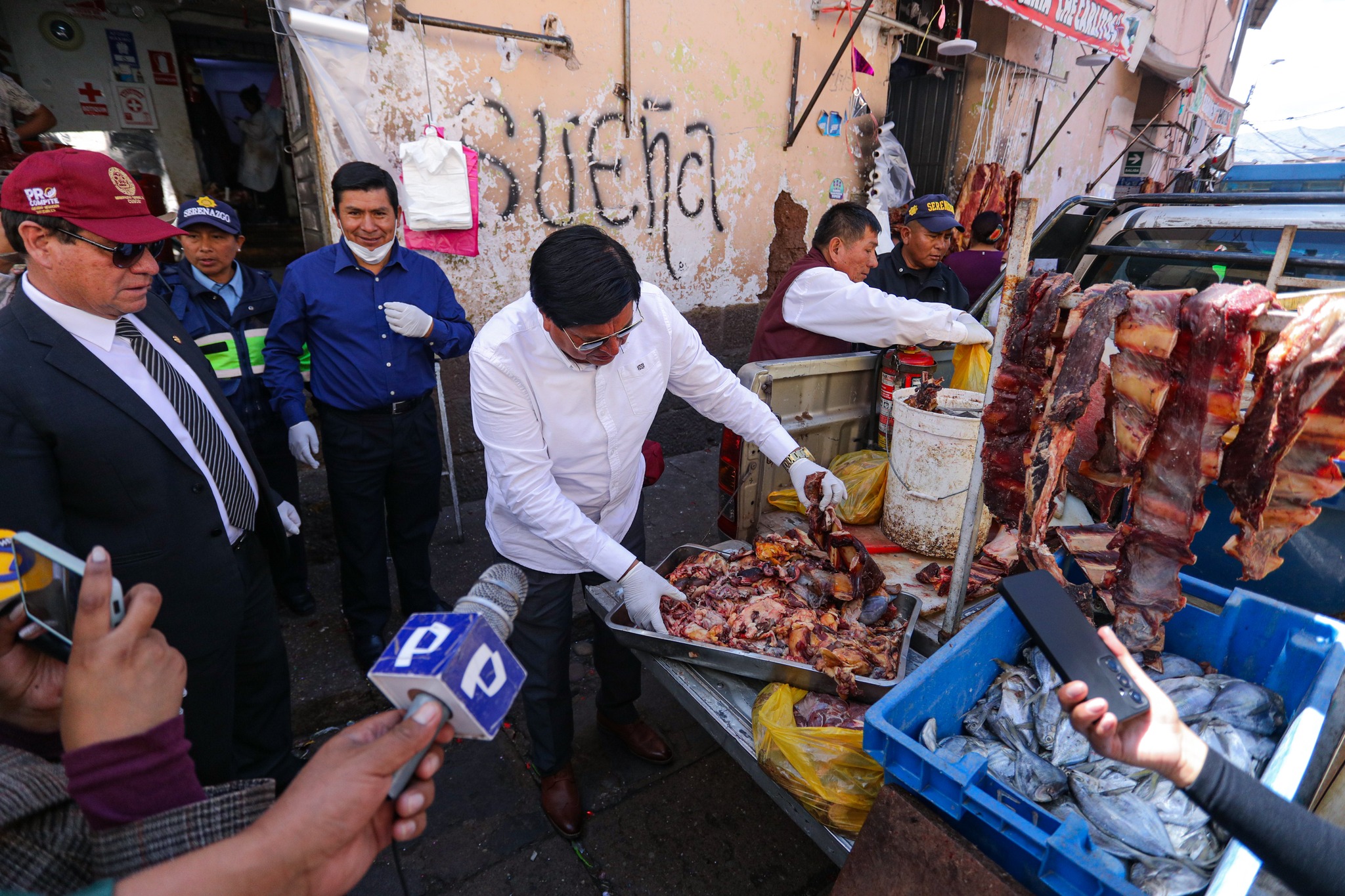 MUNICIPALIDAD DEL CUSCO CLAUSURÓ DOS LOCALES DE LA AV. EJÉRCITO Y CALLE MONJASPATA POR PRETENDER EXPENDER CARNE Y PESCADO EN ESTADO DE PUTREFACCIÓN
