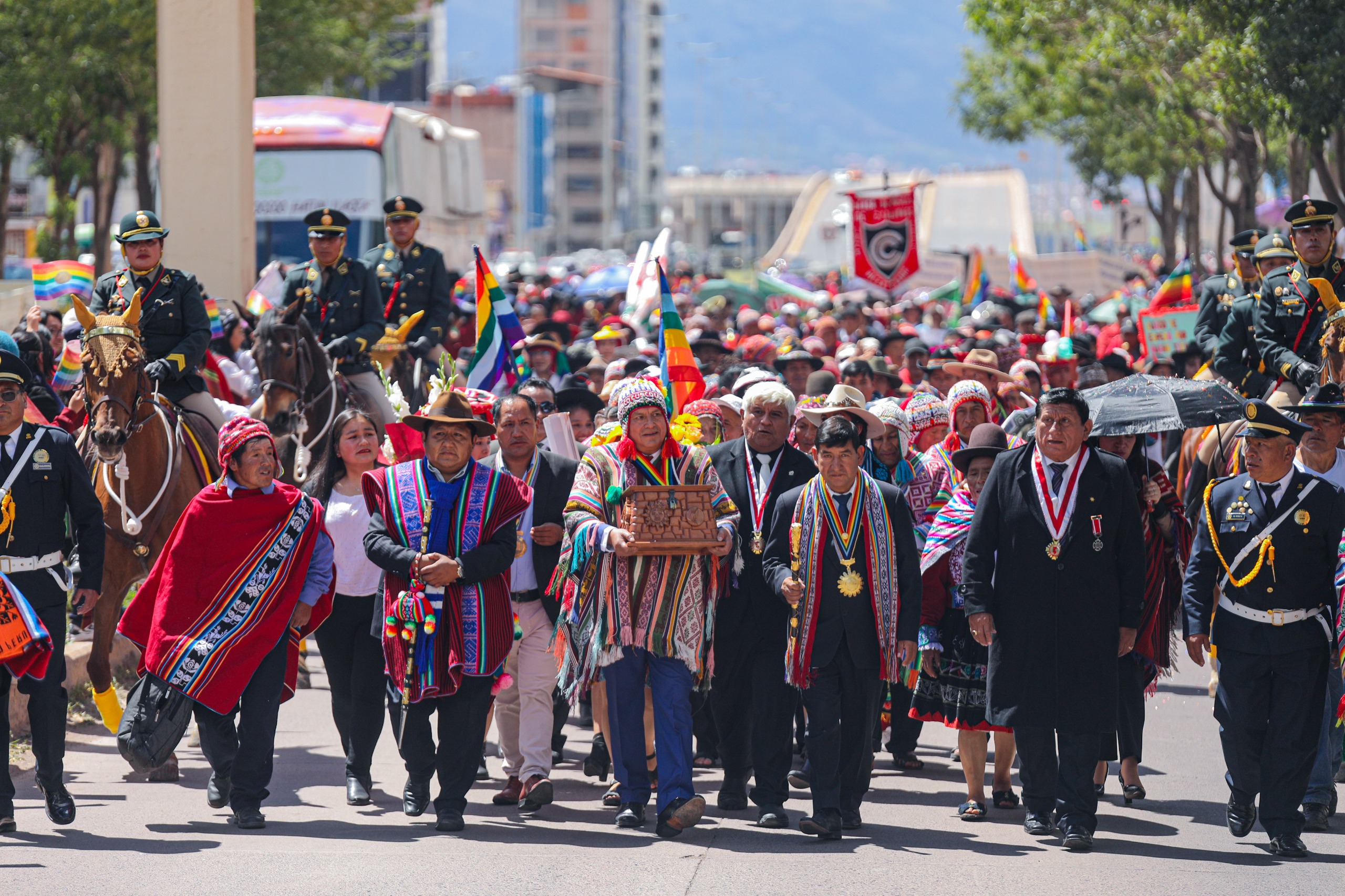 MULTITUDINARIO RECIBIMIENTO Y HOMENAJE A LOS RESTOS SIMBÓLICOS DE FERNANDITO TÚPAC AMARU EN CUSCO