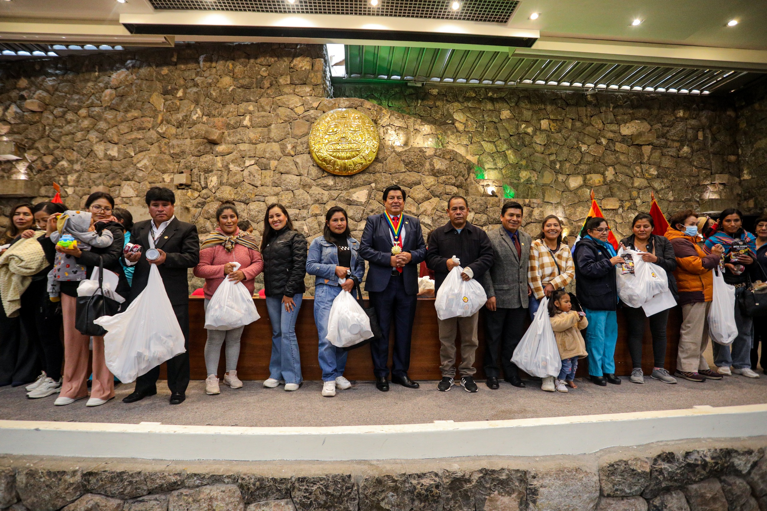 MUNICIPALIDAD DEL CUSCO ENTREGÓ 15 MIL LATAS DE SANGRECITA DE RES Y 11 MIL CEREALES FORTIFICADOS A NIÑOS Y MADRES GESTANTES PARA PREVENIR Y COMBATIR LA ANEMIA