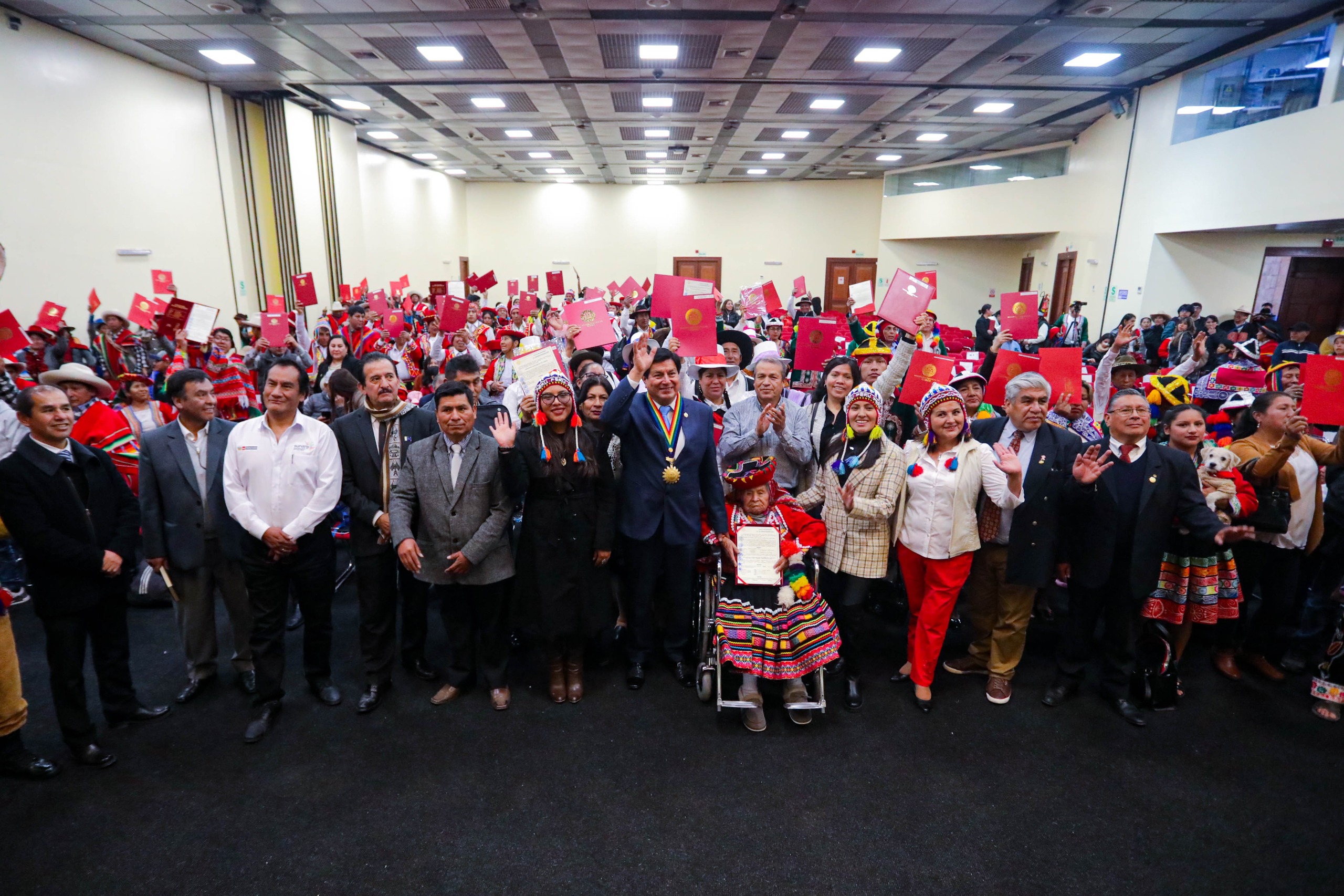ALCALDE DEL CUSCO, LUIS PANTOJA, ENTREGÓ TÍTULOS DE PROPIEDAD A 239 FAMILIAS CUSQUEÑAS
