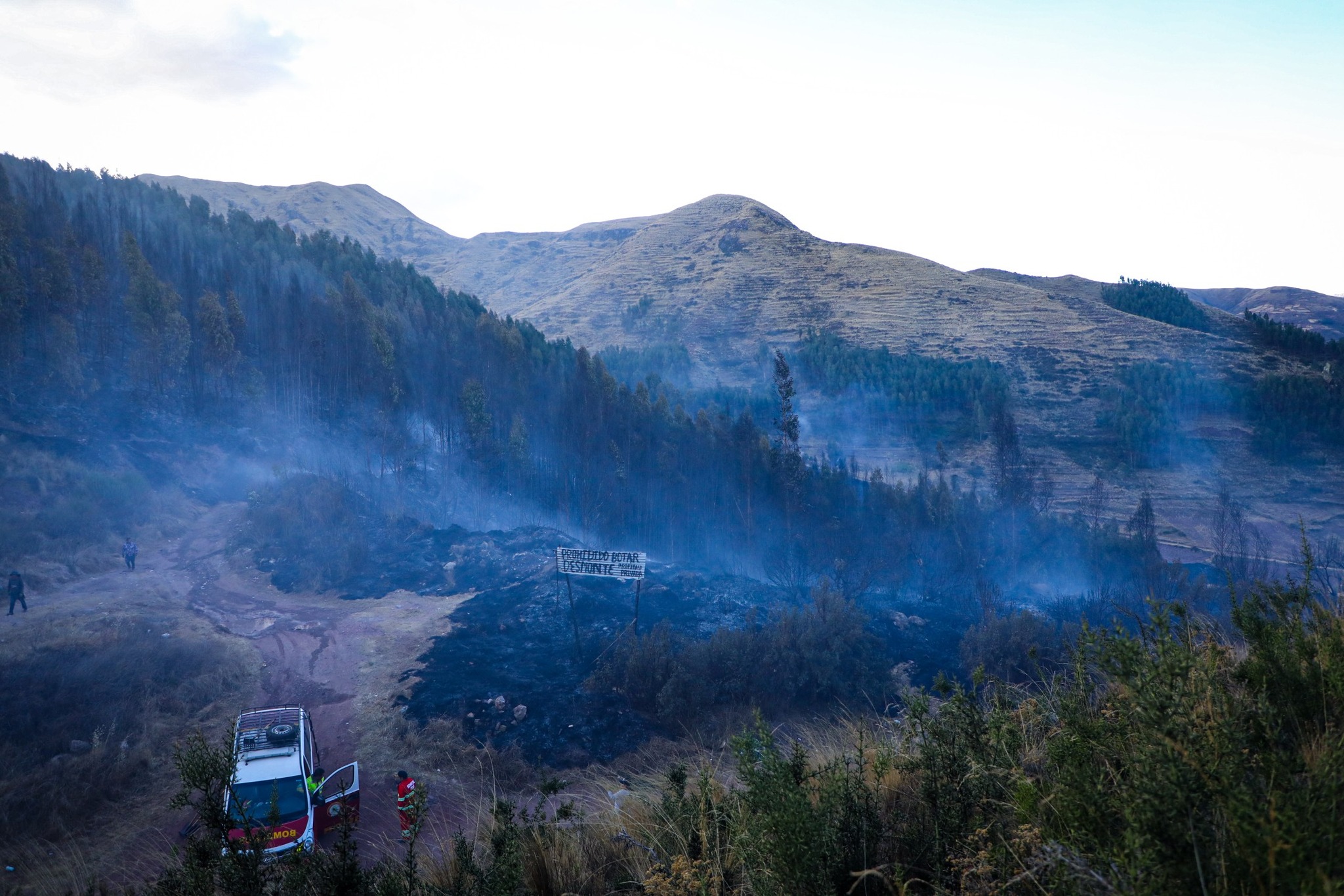 RÁPIDO ACCIONAR DE BRIGADAS DE LA MUNICIPALIDAD DEL CUSCO, BOMBEROS, PNP Y BRIGADAS COMUNALES PERMITIERON CONTROLAR INCENDIO FORESTAL EN LAS COMUNIDADES DE MANDORANI Y YUNCAYPATA