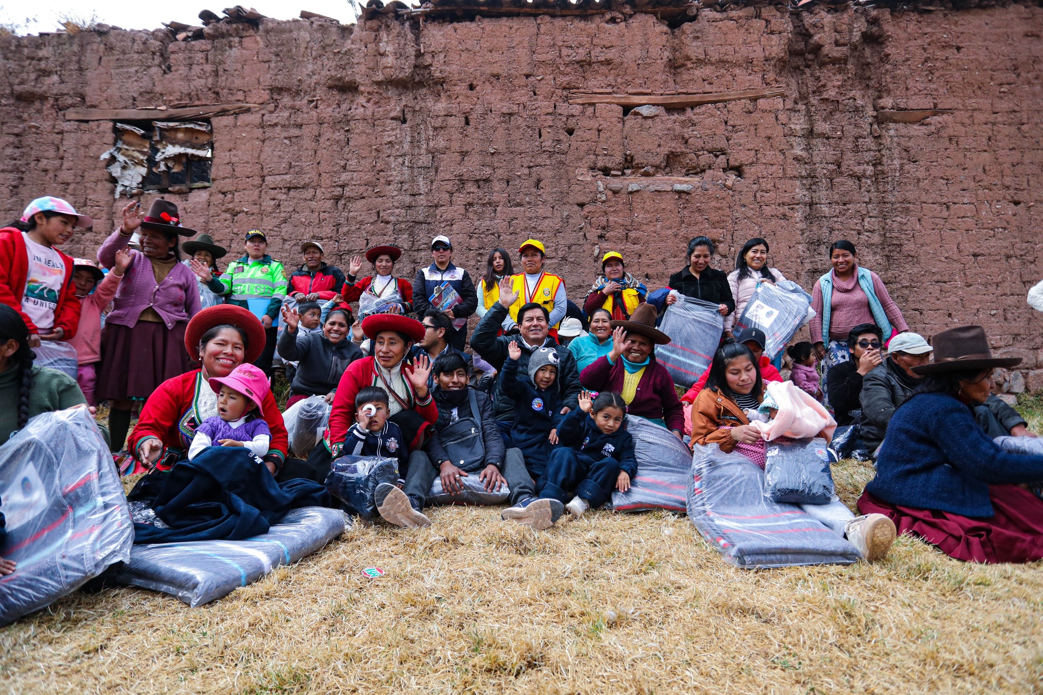 MUNICIPALIDAD DEL CUSCO ENTREGÓ AYUDA HUMANITARIA A POBLACIÓN VULNERABLE ANTE DESCENSO DE TEMPERATURAS