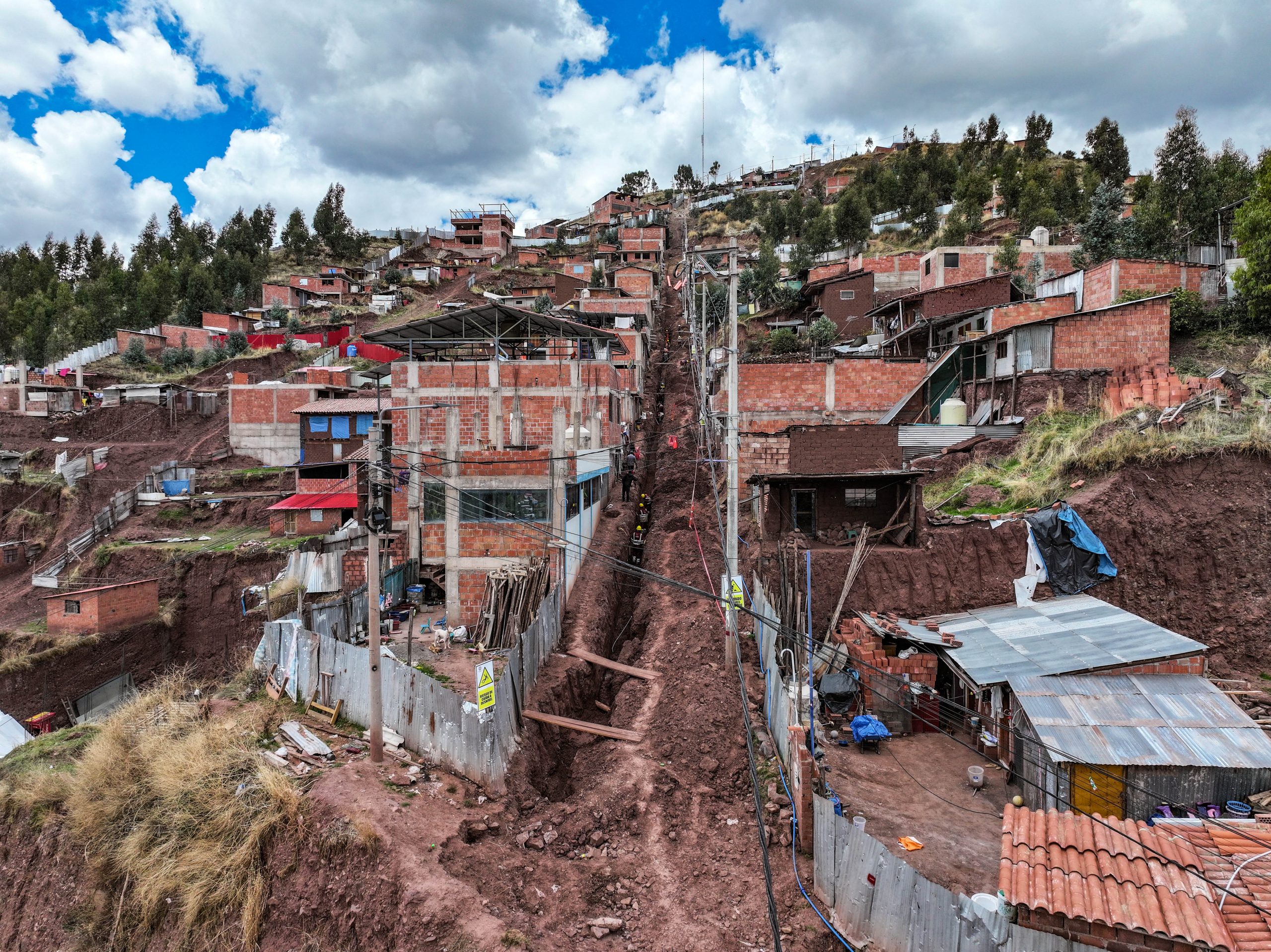 MUNICIPALIDAD DEL CUSCO IMPULSA IMPORTANTE OBRA VIAL EN LA APV LAS FLORES DE ENCARNACIÓN