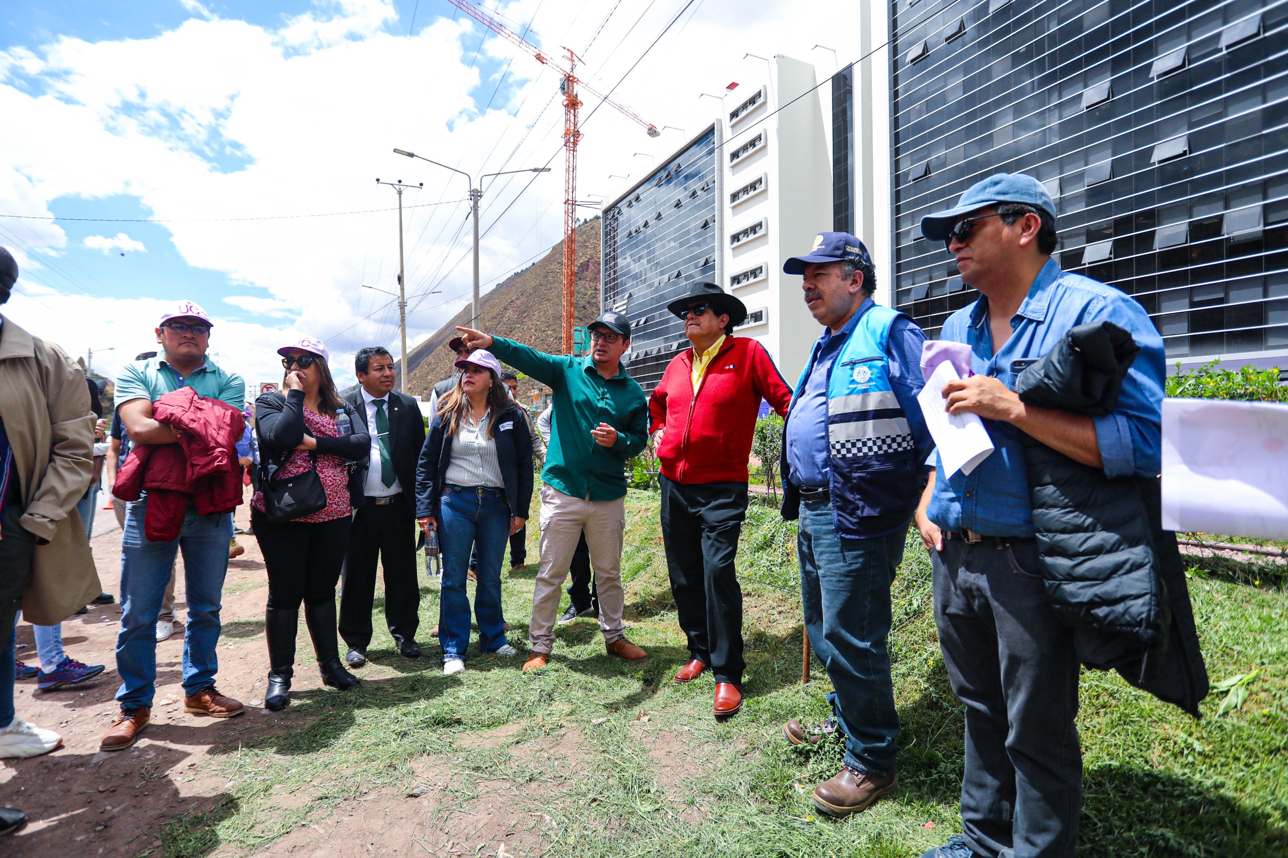 MUNICIPALIDAD DEL CUSCO LIDERA ACCIONES PARA GARANTIZAR ÓPTIMA TRANSITABILIDAD EN EL SECTOR DE ANGOSTURA – SAYLLA