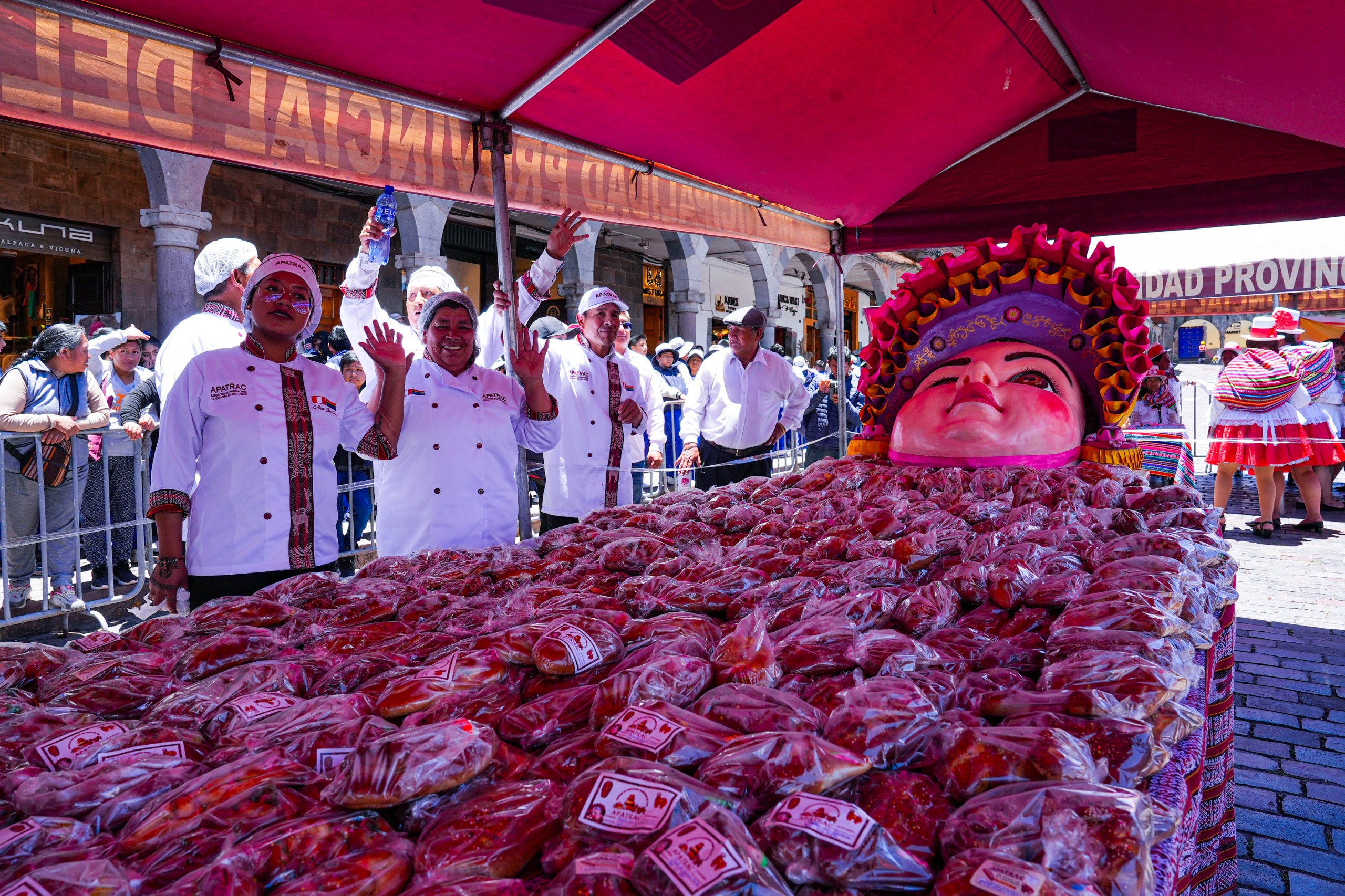 CON GRAN ACOGIDA CIUDADANA, LA MUNICIPALIDAD DEL CUSCO REALIZA EL EMOTIVO LANZAMIENTO DEL FESTIVAL DEL T’ANTA WAWA Y LECHÓN CUSQUEÑO 2025