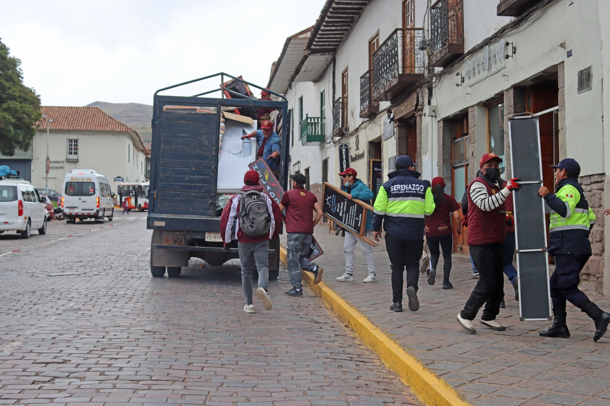 MUNICIPALIDAD DEL CUSCO RETIRÓ MÁS DE 200 LETREROS QUE ATENTAN CONTRA LA IMAGEN URBANA DEL CENTRO HISTÓRICO