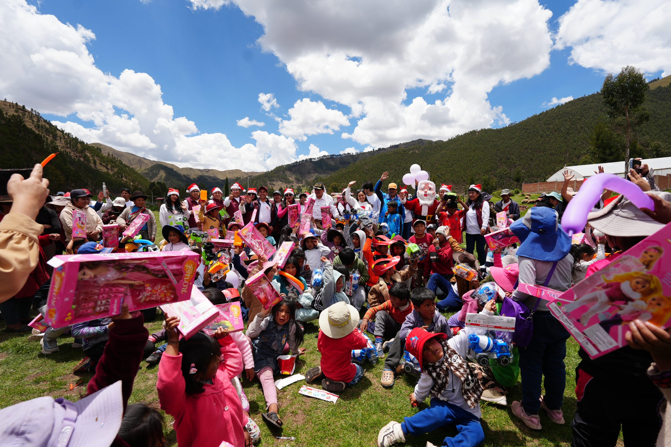 LA NAVIDAD LLEGA A NUESTRAS COMUNIDADES: MUNICIPALIDAD DEL CUSCO COMPARTE AMOR, UNIÓN Y SONRISAS CON MÁS DE 1500 NIÑOS