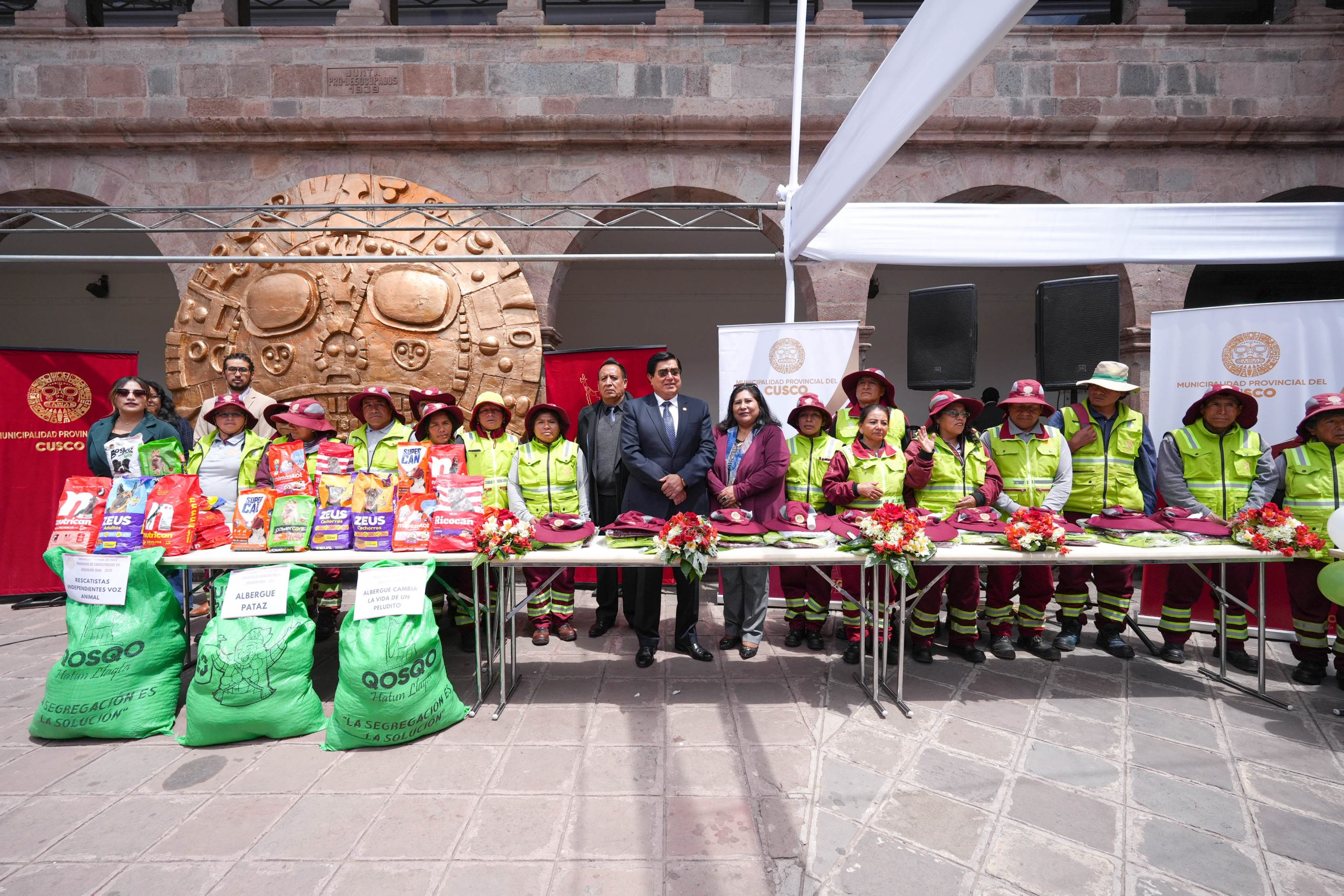 MUNICIPALIDAD DEL CUSCO FORTALECE EL TRABAJO EN ESPACIOS PÚBLICOS CON LA DOTACIÓN DE NUEVA INDUMENTARIA AL PERSONAL DE PARQUES Y JARDINES