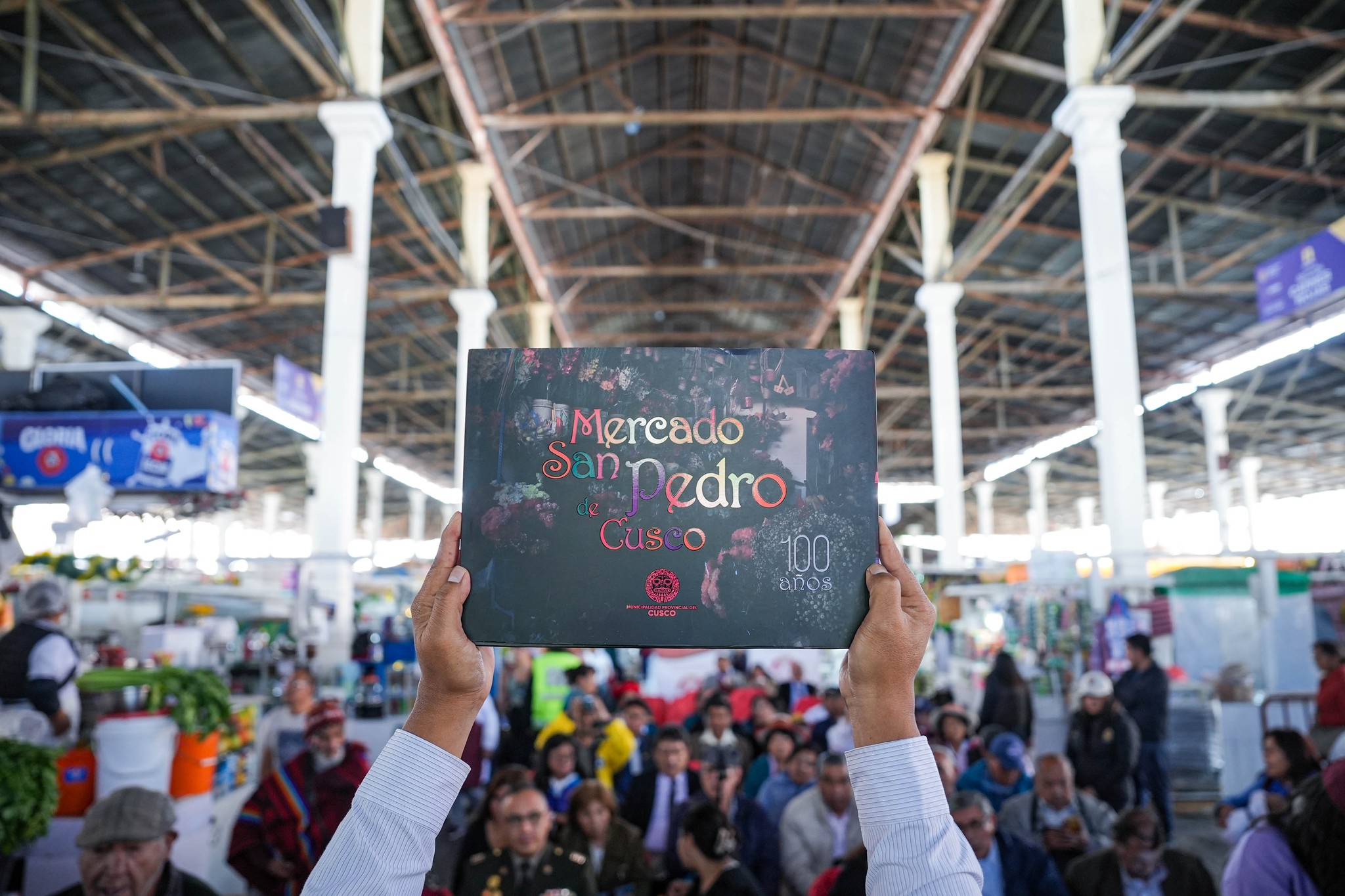 MUNICIPALIDAD DEL CUSCO PRESENTÓ LIBRO EN HOMENAJE POR LOS 100 AÑOS DEL MERCADO DE SAN PEDRO