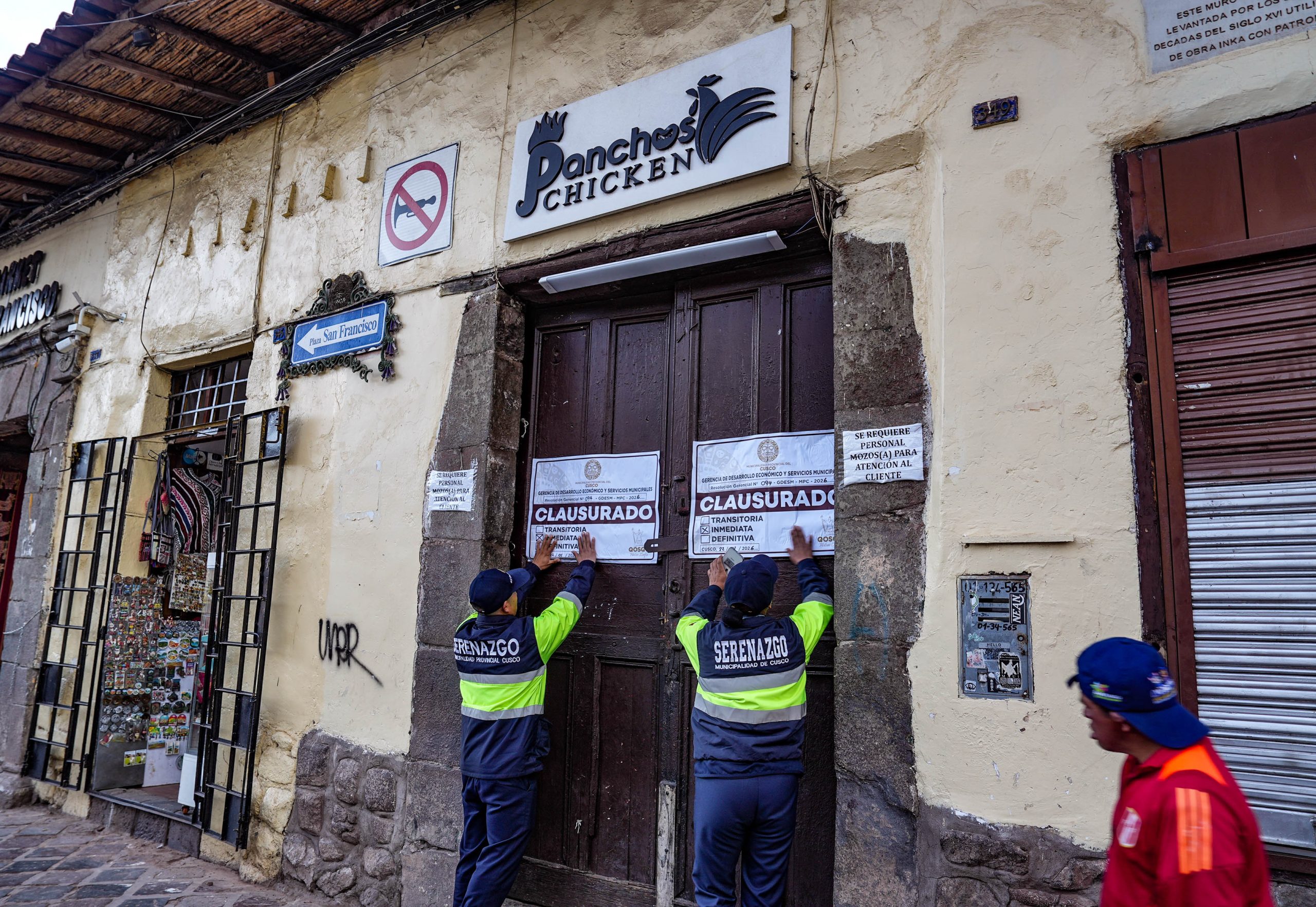 MUNICIPALIDAD DEL CUSCO CLAUSURÓ POLLERÍA “PANCHOS CHICKEN” DE SAN FRANCISCO TRAS HALLAR EXCRETAS DE ROEDORES, ALIMENTOS EN MAL ESTADO Y CONDICIONES INSALUBRES