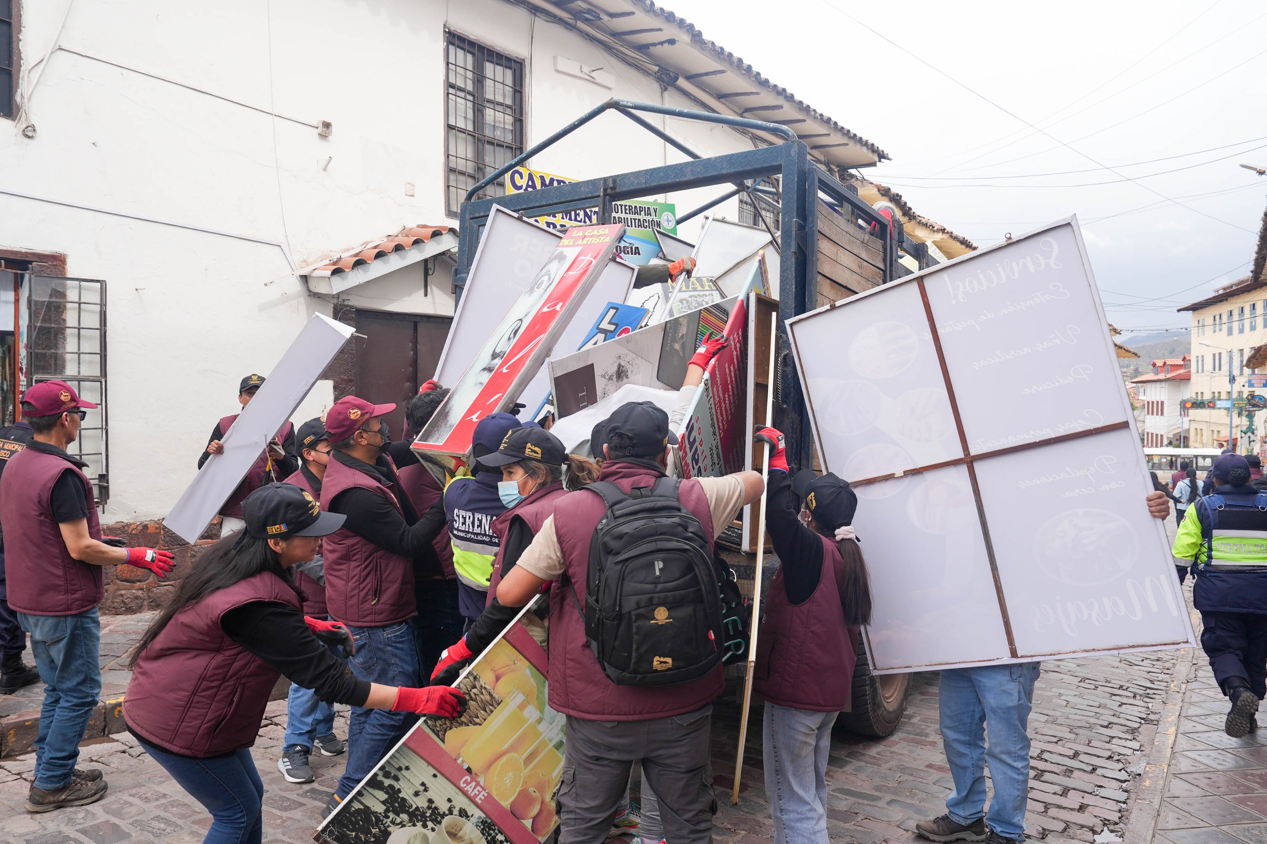 MUNICIPALIDAD DEL CUSCO RETIRÓ CERCA DE 300 LETREROS Y AVISAJE COMERCIAL QUE AFECTABAN LA MONUMENTALIDAD DEL CENTRO HISTÓRICO