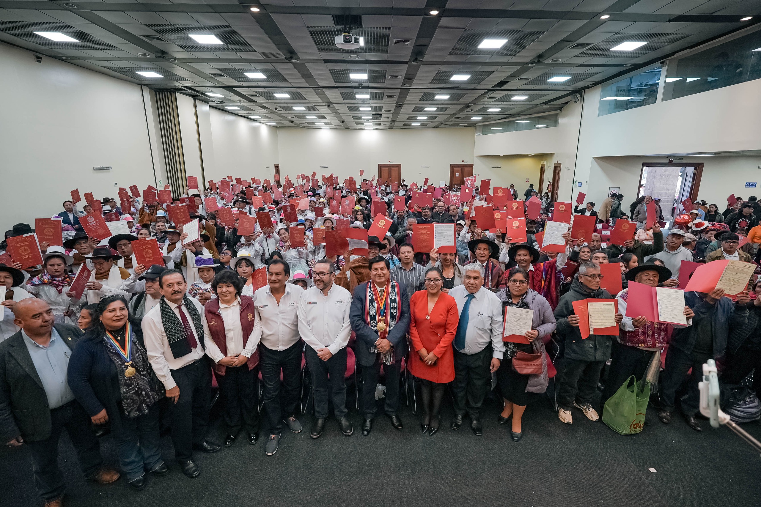 MUNICIPALIDAD DEL CUSCO ENTREGÓ 400 TITULOS DE PROPIEDAD QUE BRINDAN ESPERANZA Y CALIDAD DE VIDA A FAMILIAS CUSQUEÑAS