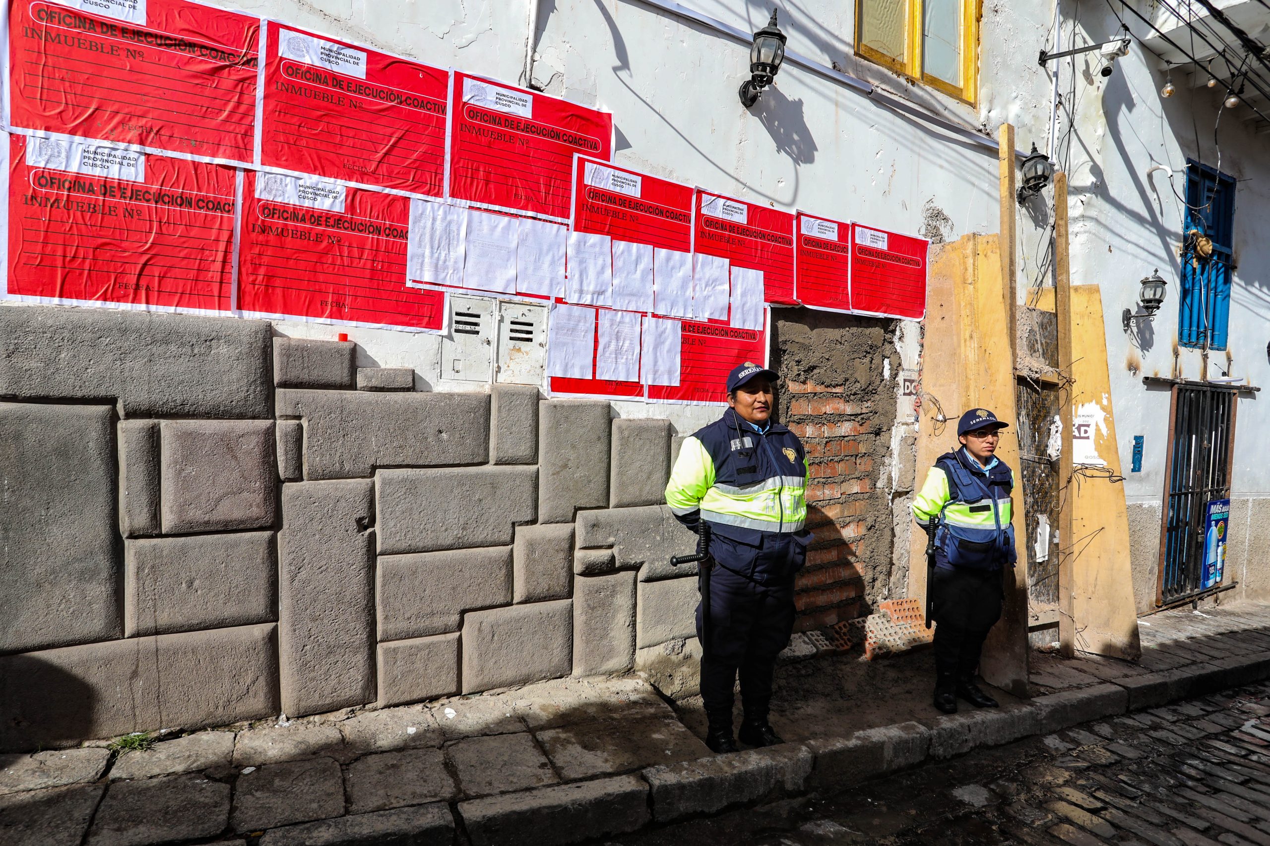 CONTUNDENTE GOLPE A LA INSEGURIDAD: MUNICIPALIDAD DEL CUSCO CLAUSURÓ Y TAPIÓ DEFINITIVAMENTE LA DISCOTECA CLANDESTINA “TOKIO” EN LA CALLE SUECIA