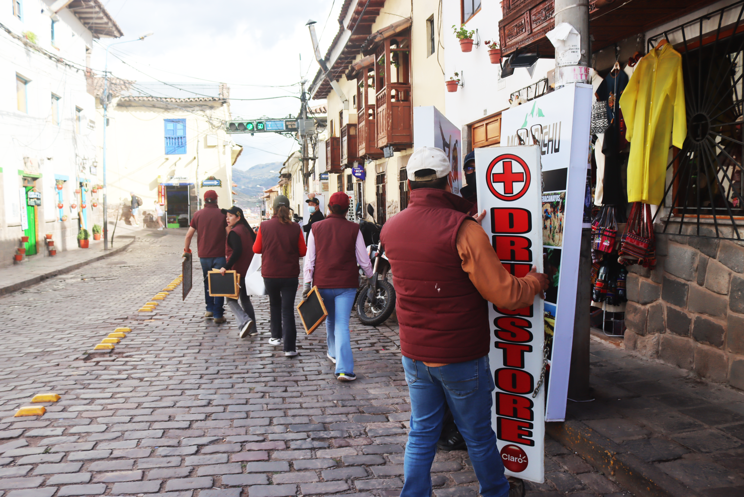 MÁS DE 250 LETREROS FUERON DECOMISADOS EN EL CENTRO HISTÓRICO DE CUSCO