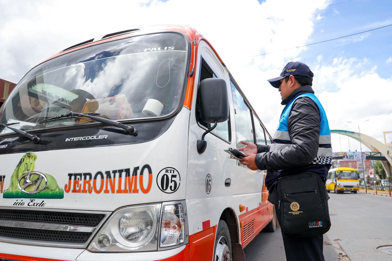 MUNICIPALIDAD DEL CUSCO INTENSIFICA OPERATIVOS Y SANCIONA A VEHÍCULOS POR INCUMPLIR NORMAS DE CALIDAD DEL SERVICIO A LA POBLACIÓN