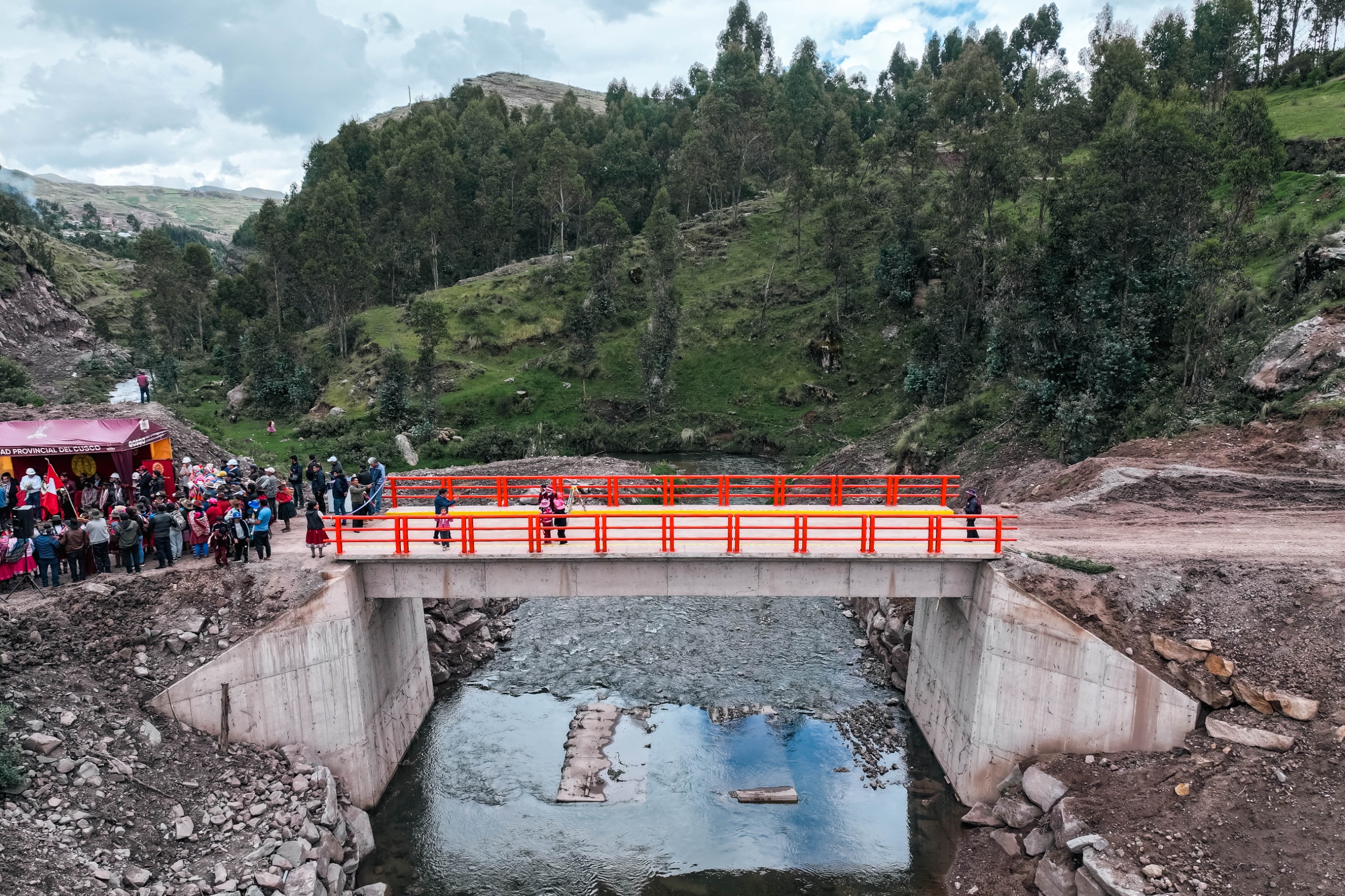 LA MUNICIPALIDAD DEL CUSCO FORTALECE LA CONECTIVIDAD RURAL CON LA ENTREGA DEL MODERNO PUENTE EN CCORCA AYLLU