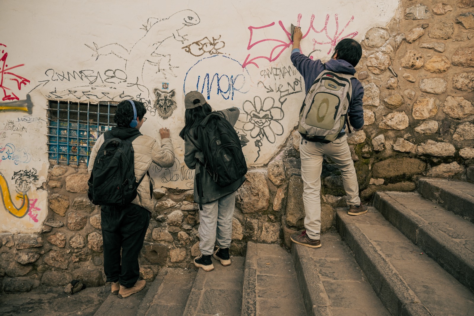 MUNICIPALIDAD DEL CUSCO IMPULSA EXITOSA CAMPAÑA DE LIMPIEZA DE PINTAS Y GRAFITIS EN EL BARRIO DE SAN BLAS