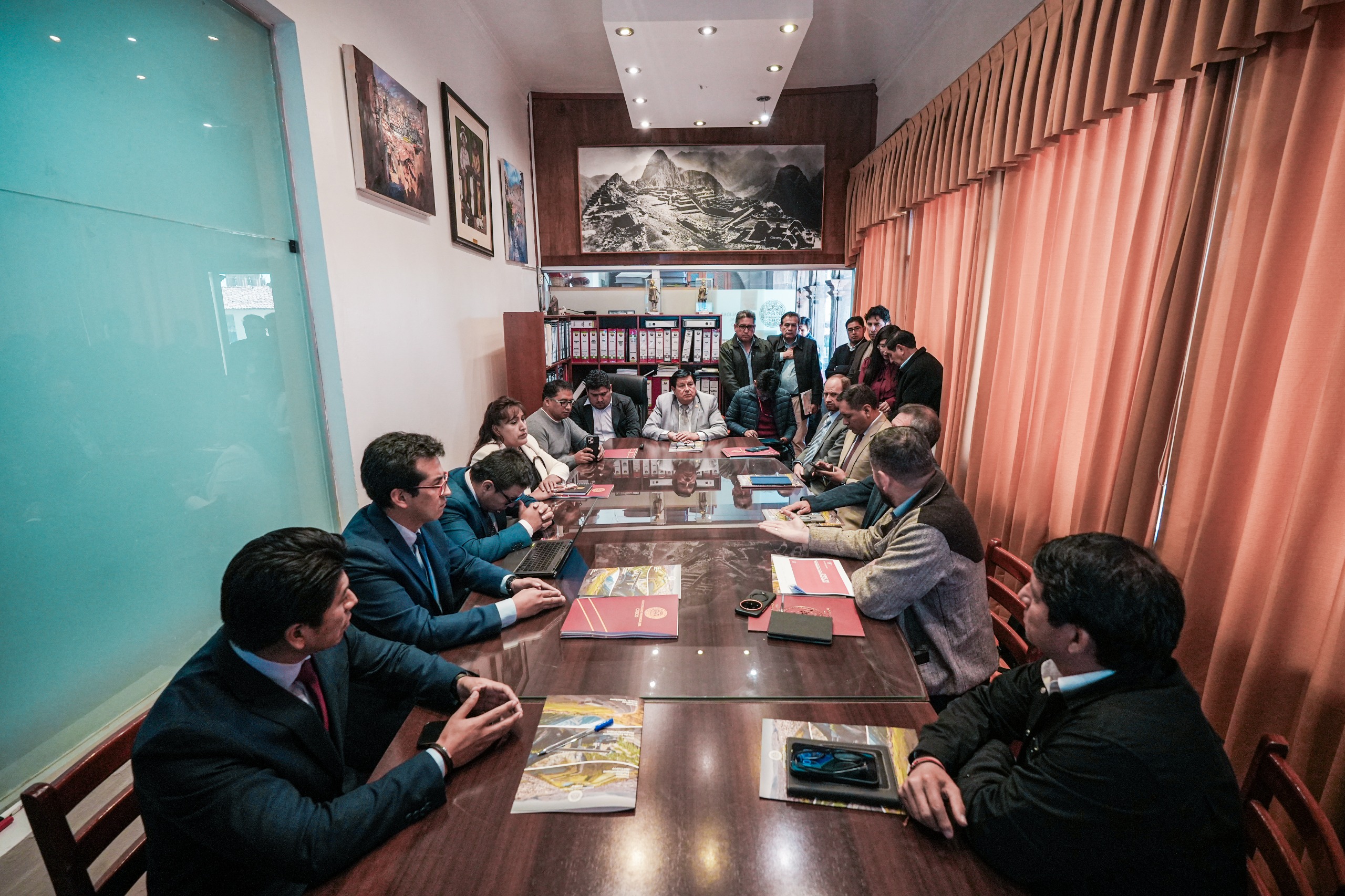 MUNICIPALIDAD DEL CUSCO LIDERÓ MESA DE TRABAJO CON DIPUTADOS CUSQUEÑOS PARA GARANTIZAR PROYECTOS ESTRATÉGICOS QUE IMPULSARÁN EL DESARROLLO DE LA PROVINCIA