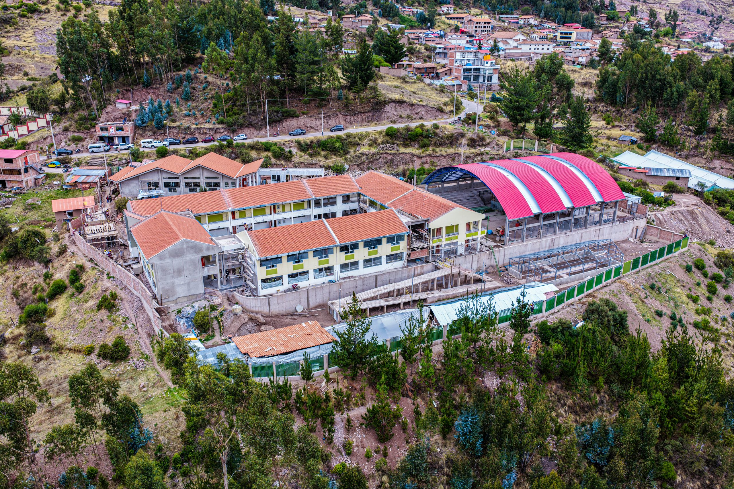 MUNICIPALIDAD DEL CUSCO SE PREPARA PARA ENTREGAR UN MODERNO COLEGIO QUE ABRE NUEVAS OPORTUNIDADES PARA LOS ESCOLARES DE CCORCA